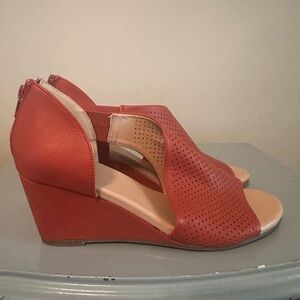 Manufacturer: Journee Collection
Wedge Heels
Size 9- rust color
